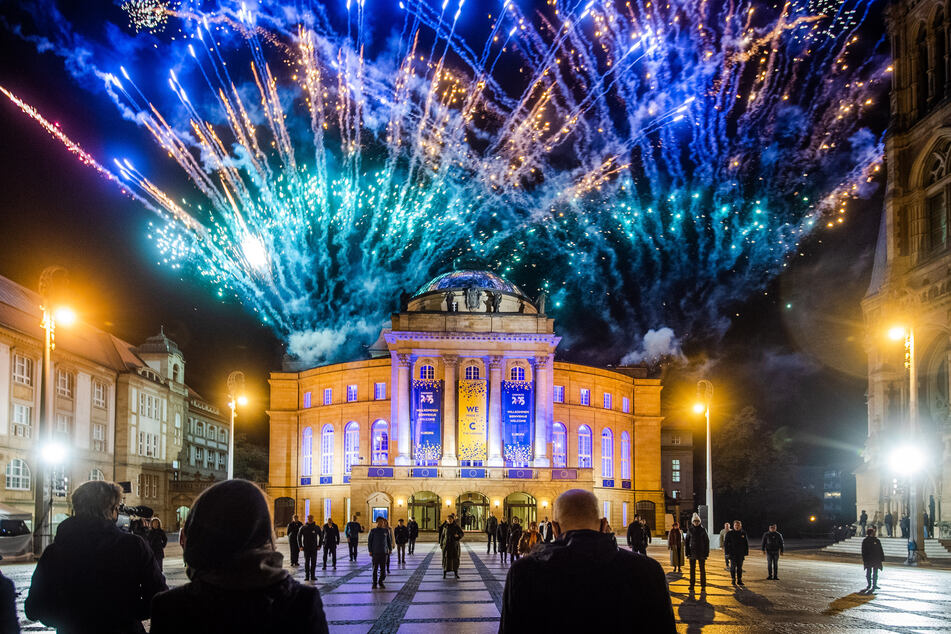 In Chemnitz wurde der Titelgewinn am Mittwochabend auf dem Theaterplatz noch mit einem Feuerwerk gefeiert.