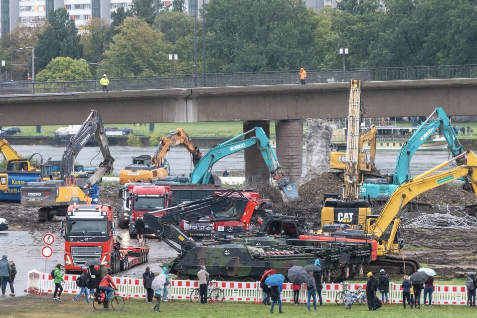 18 Sattelzüge und 13 Bagger waren zum Abriss der Carolabrücke auf Neustädter Seite im Einsatz. Zu den Kosten für diese Hauruckaktion wenige Stunden vor der Flut konnte die Stadt noch keine Angaben machen.