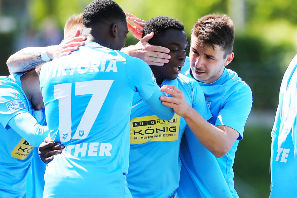 Rudolf Ndualu (21, 2.v.r.) hat dank seines Tempos, seiner Dynamik und körperlichen Durchsetzungsstärke sehr gute Anlagen.