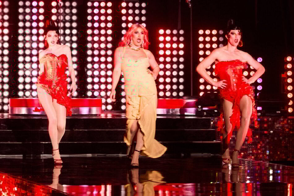 Ausgefallen und rausgefallen: Titel-Favoritin Eva (26, l.) konnte in der Drag-Show die Jury nicht von sich überzeugen.