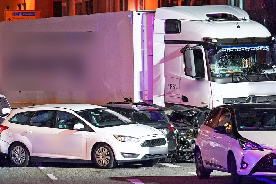 Im Oktober 2019 war ein Lastwagen in Limburg an einer Kreuzung in mehrere stehende Autos gefahren.