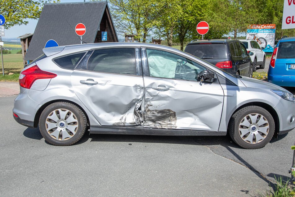 Der Motorradfahrer knallte in die Seite eines Fords.