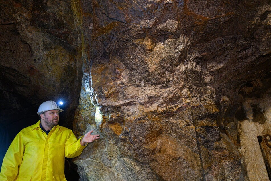 Thomas Dittrich arbeitet als Geologe für die Deutsche Lithium GmbH. Im Besucherbergwerk "Vereinigt Zwitterfeld zu Zinnwald" betrachtet er erzführendes Gestein. Das Vorkommen wird auf rund 125.000 Tonnen Lithium geschätzt.