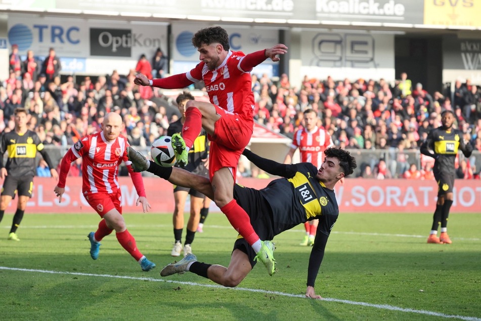 BVB-Akteur Antoni Foti (r.) senst im Strafraum Yannik Möker um. Für Foti gab es Gelb, für Cottbus Elfmeter und ein Tor. Für Möker ging es kurz darauf nicht weiter.