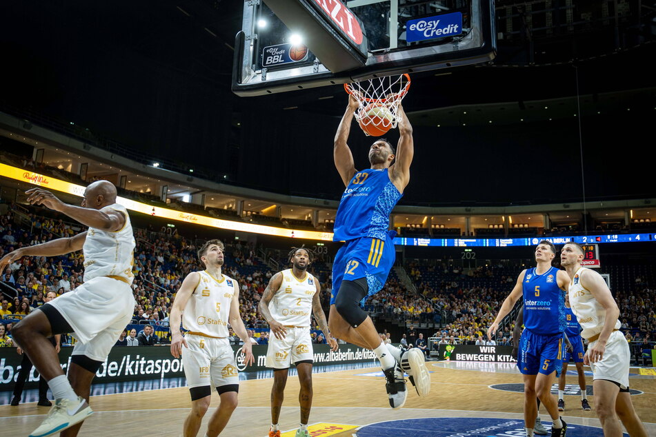 Alba-Berlin-Kapitän Johannes Thiemann (30, v.) fordert eine Reaktion von seinem Team.