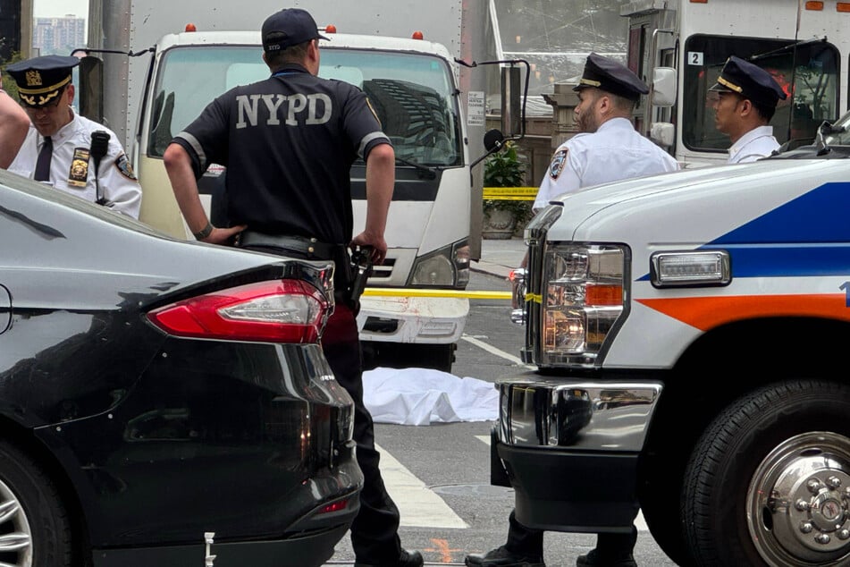 Bei einem Unfall mitten in New York ist eine Frau aus Hamburg (50) getötet worden, ihr Mann (55) überlebte schwer verletzt.