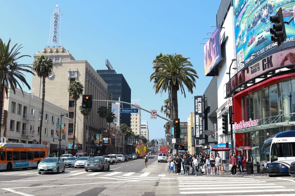 Der Hollywood Boulevard ist ein Ort voller Leben, zu dem es auch immer viele Touristen zieht.