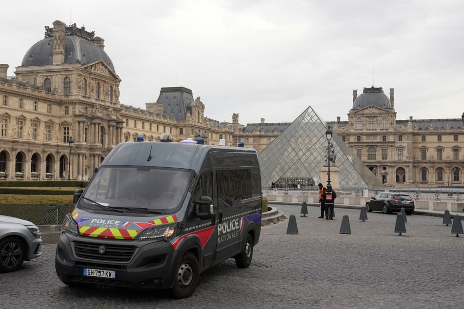 Ein Polizeifahrzeug patrouilliert im Hof des Louvre-Museums, das nach dem Einbruch zunächst geschlossen werden musste.