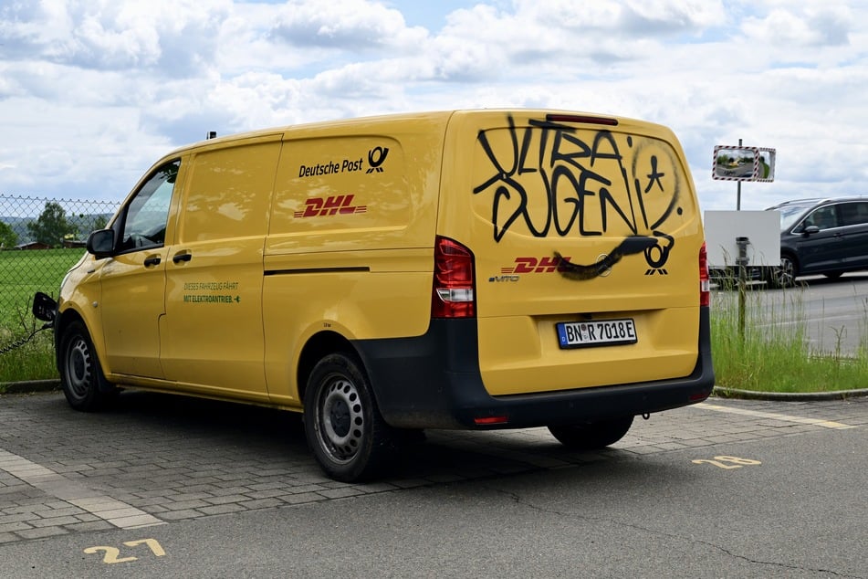 Insgesamt 21 abgestellte Postautos wurden in Zwickau beschmiert.