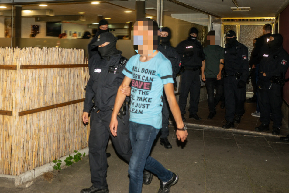 Mehrere Männer wurden festgenommen.