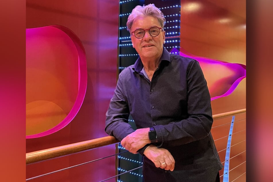 Su carrera en los cruceros comenzó en el “Arkona”: en más de 200 viajes marítimos, Jörg Hinz (70) fue animador, DJ y presentador a bordo, y hoy sigue trabajando como lector en el barco.