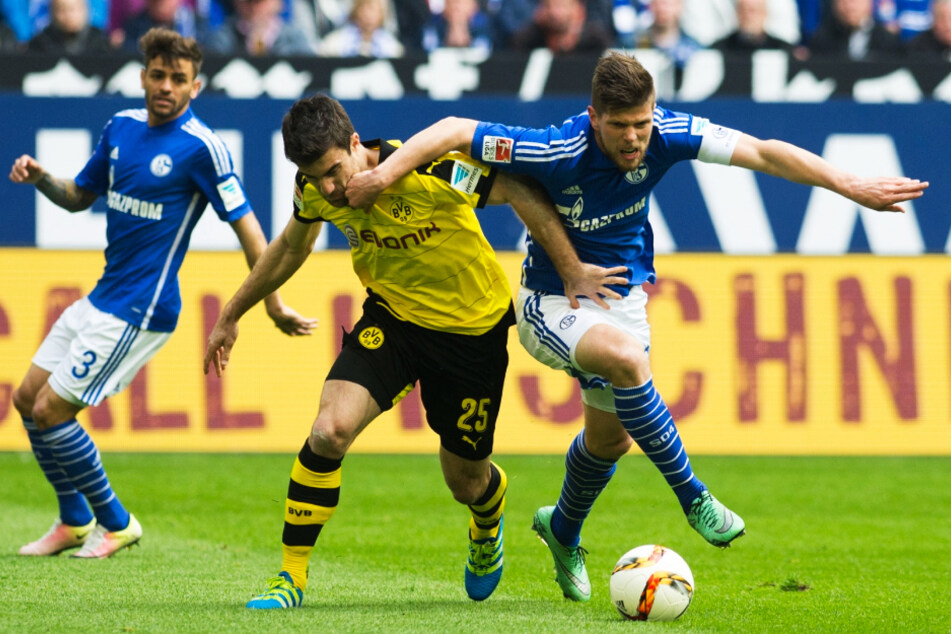Sokratis (32, M.) wie man ihn aus der Bundesliga kennt: Im Zwei- bzw. Ringkampf mit Schalke-Stürmer Klaas-Jan Huntelaar (37, r.).