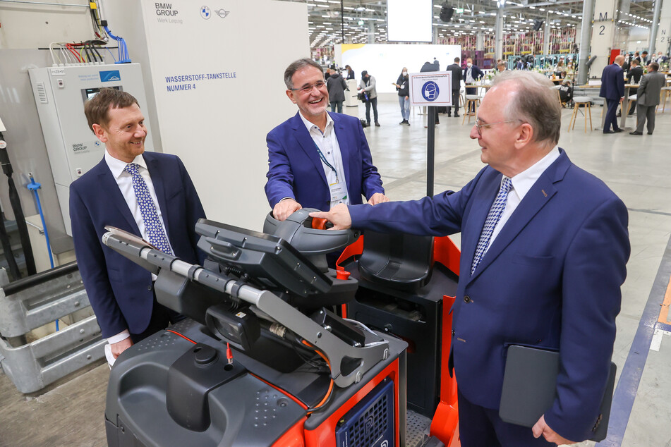 Die Ministerpräsidenten von Sachsen und Sachsen-Anhalt, Michael Kretschmer (46, l.) und Reiner Haseloff (67, r.) unterhalten sich mit dem Leiter des BMW-Werks, Hans-Peter Kemser.