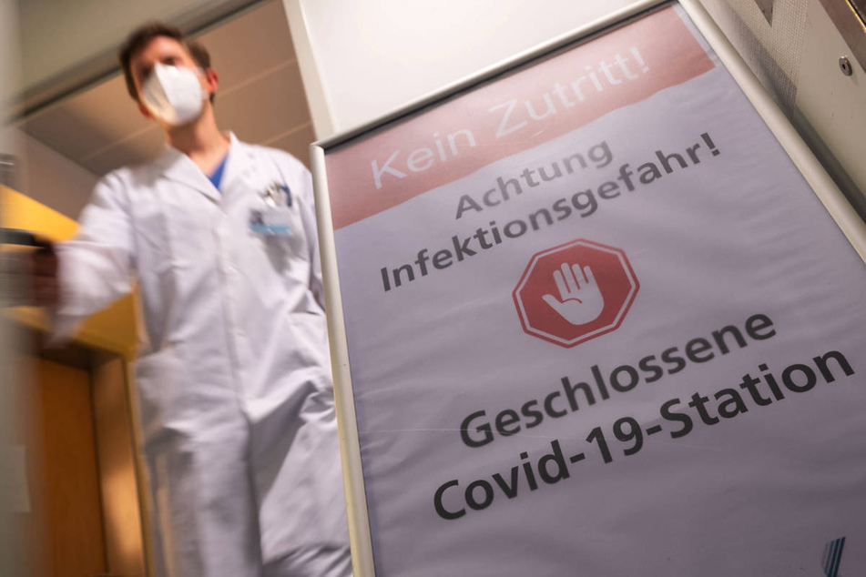 In den Brandenburger Krankenhäusern kommt es aufgrund von Personalausfällen wegen Corona sowie gestiegenen Energiekosten bereits zu Einschränkungen bei der Behandlung von Patienten. (Symbolfoto)