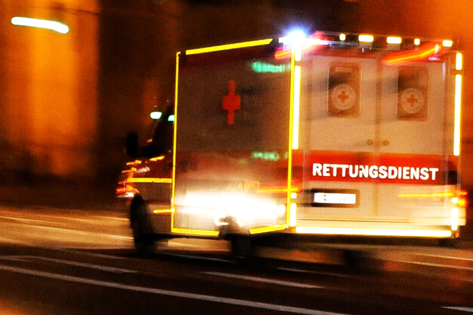 Die Rettungskräfte brachten die beiden bei dem Unfall in Nürnberg verletzten Fußgänger zur weiteren Behandlung in ein Krankenhaus. (Symbolbild)