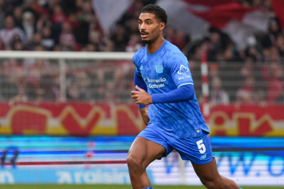 Wann Abwehrspieler Loïc Badé (26) wieder für die Werkself auf dem Rasen stehen kann, ist noch unklar.