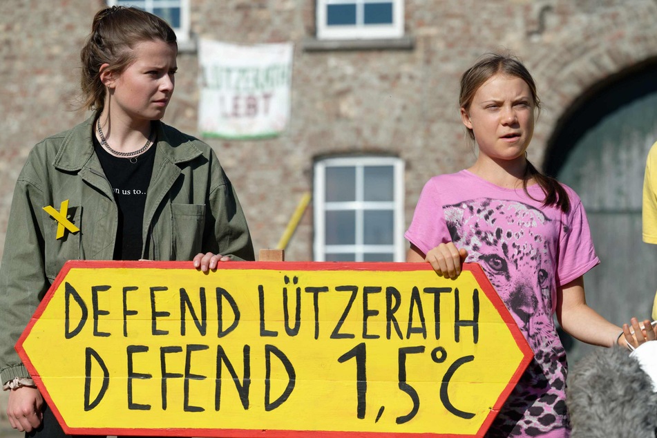 Luisa Neubauer (25, l.) und Greta Thunberg (18) stellten sich vor einen Hof direkt vor dem Tagebau Garzweiler und machten auf die Missstände aufmerksam.