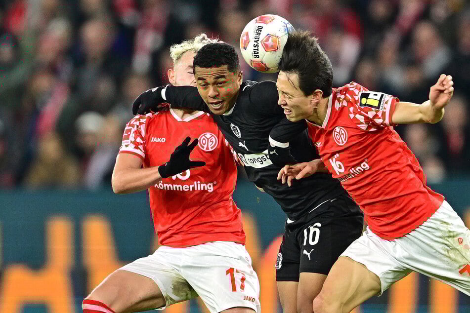 Das Kellerduell zwischen Mainz und St. Pauli hatte viele Zweikämpfe zu bieten. Hier wurde Kiezkicker Joel Chima Fujita in die Mangel genommen.