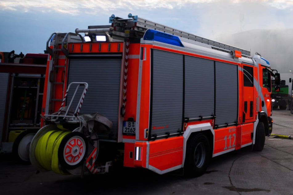 Berlin: Kleintransporter geht in Charlottenburg in Flammen auf