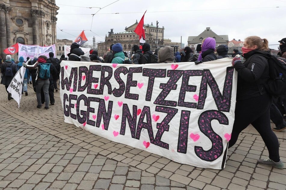 Zahlreiche Menschen demonstrieren am heutigen Samstag gegen Rechtsextremismus.