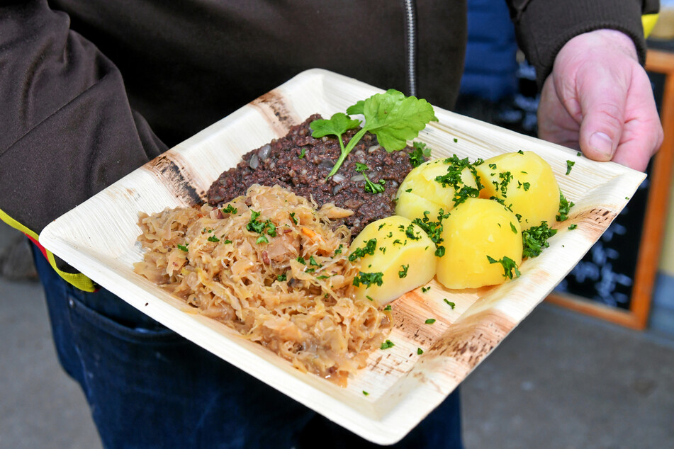 Grützwurst mit Sauerkraut und Kartoffeln wurde in der DDR kurz "Tote Oma" genannt.