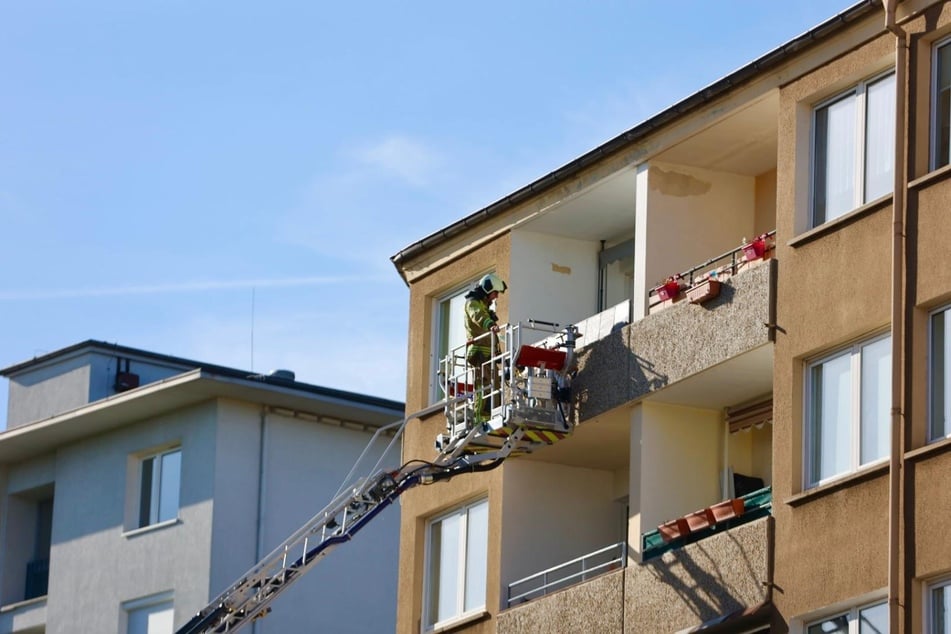 Einsatzkräfte vergewisserten sich mithilfe einer Drehleiter, ob eine Person auf dem Balkon in Gefahr schwebte.