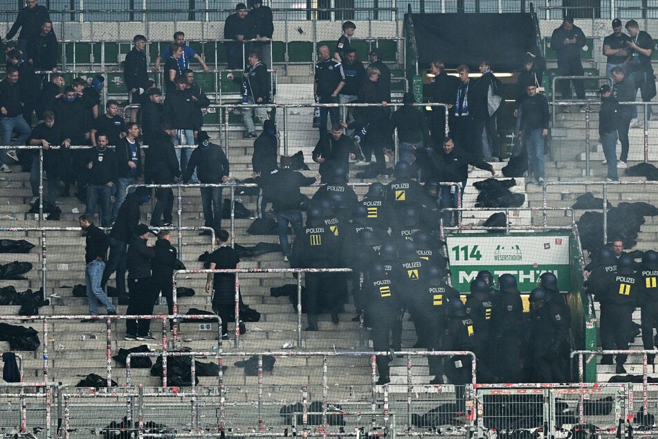 Die Polizei stürmte nach Abpfiff in den Fanblock des HSV.