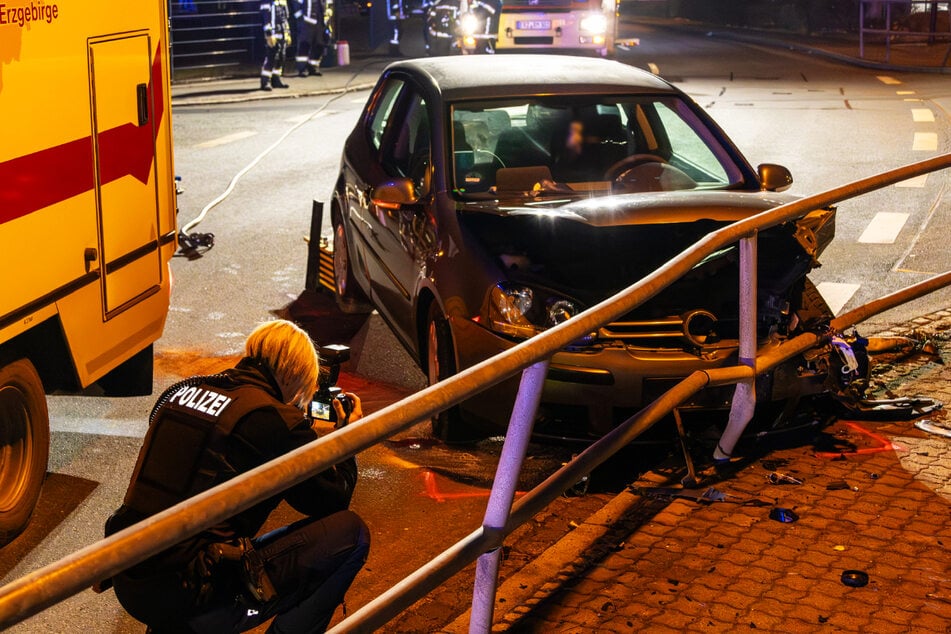 Ein VW krachte auf der Straße des Friedens gegen ein Geländer.