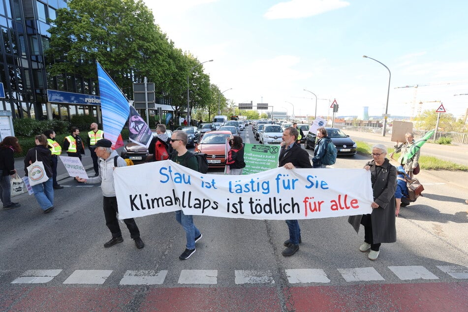 Aktivisten blockierten die Kreuzung Budapester/Chemnitzer/Nürnberger Straße während des nachmittäglichen Berufsverkehrs.