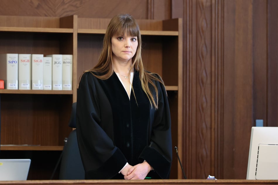 Die Vorsitzende Richterin Nina Sommer hat die Unterbringung des Angeklagten in eine Psychiatrie angeordnet.