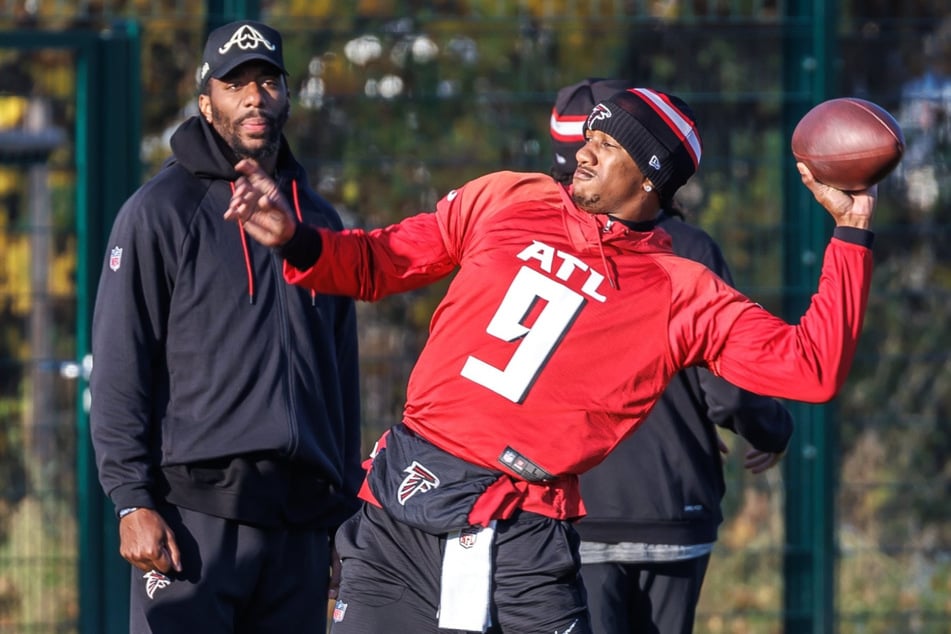 Michael Penix Jr. (25) und die Atlanta Falcons holen sich den Feinschliff im Trainingszentrum Oberspree.