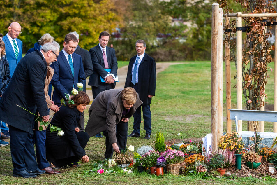 Vor zwei Jahren legte Bundeskanzlerin Angela Merkel (67, CDU, vorn) am Gedenkort für die NSU-Opfer in Zwickau Rosen nieder. Mit dabei: Sachsens MP Michael Kretschmer (46, CDU, 4.v.r.). Beide fehlen zum 10. Jahrestag der Ereignisse Anfang November.
