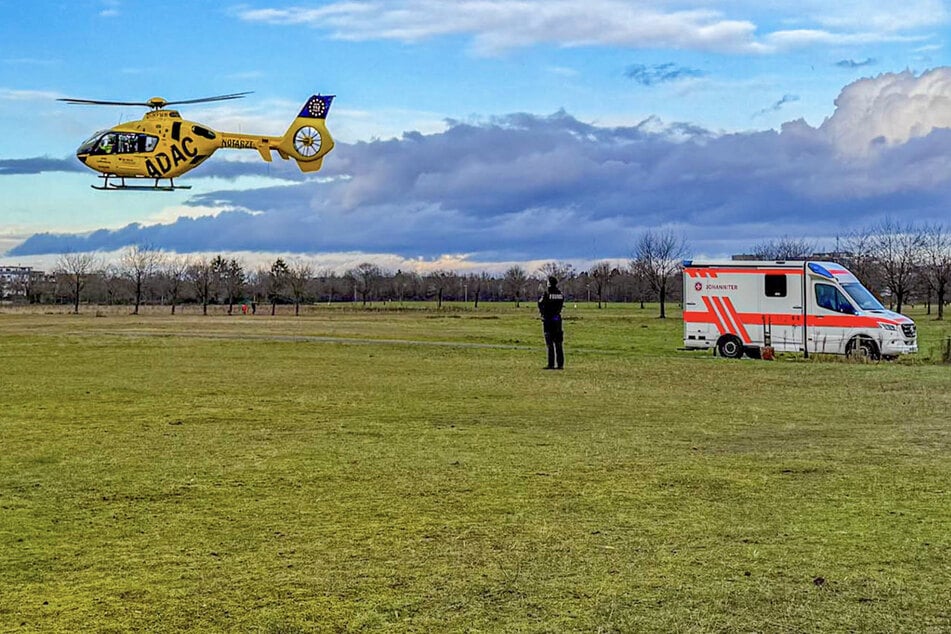 Ein Rettungshubschrauber kam und brachte die Frau (84) ins Krankenhaus.