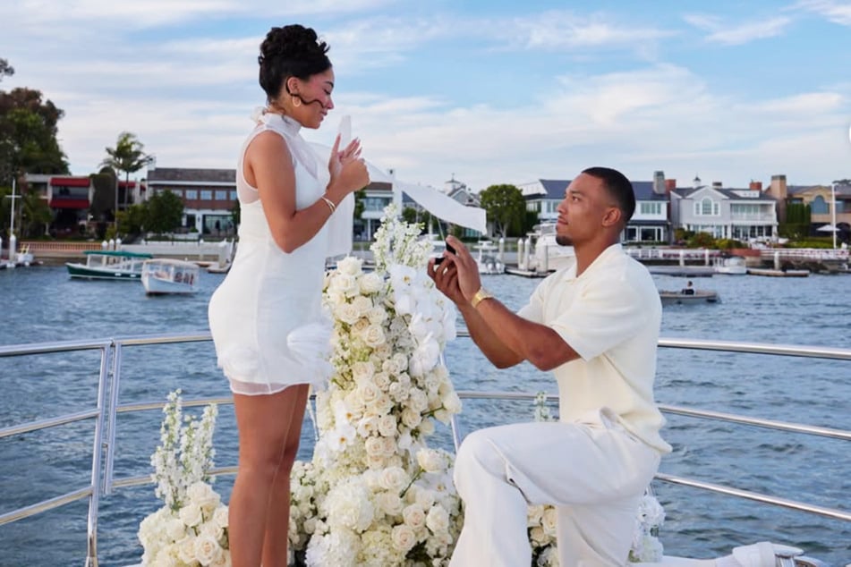 Steuern den Hafen der Ehe an: NFL-Star Amon-Ra St. Brown (26, r.) und seine Jugendliebe Brooklyn Adams haben sich verlobt.