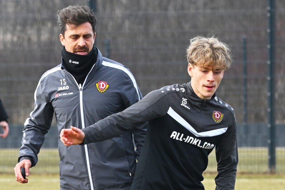 Jonas Oehmichen (21, v., mit Trainer Thomas Stamm, 41) steht wieder auf dem Trainingsplatz, alles kann er aber noch nicht mitmachen.