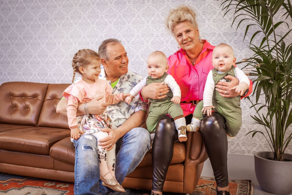 Silvia Wollny zusammen mit Ehemann Harald und den Enkelkindern Cathaleya, Emory und Casey.