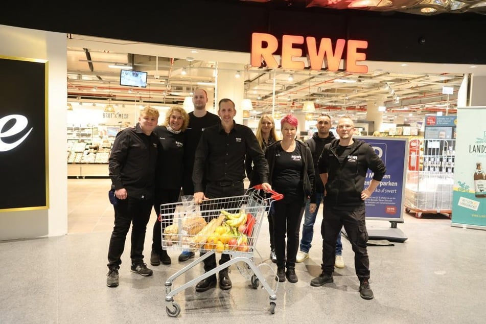 Matthias Härzschel (M.) und sein Team bei der REWE-Eröffnung am Freitag.