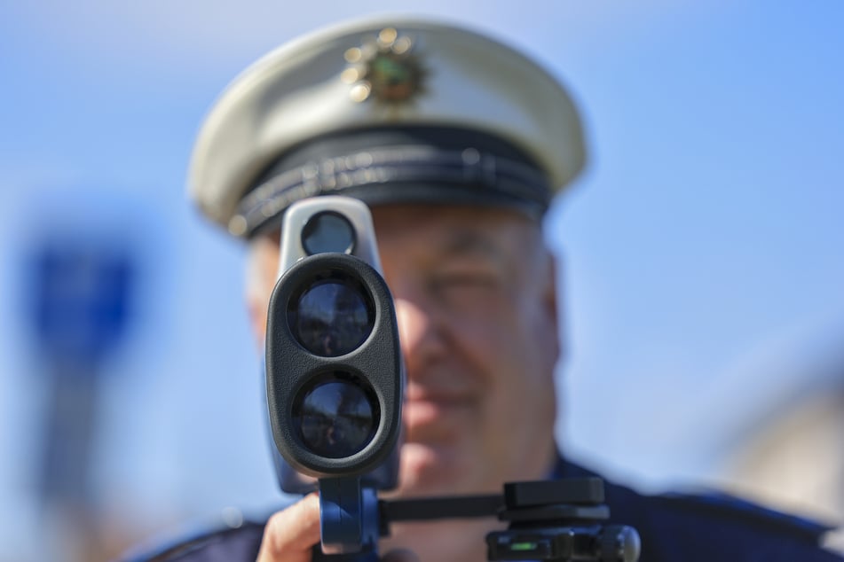 Eine Woche lang wollen Polizisten in mehreren Bundesländern verstärkt Raser schnappen. (Archivbild)