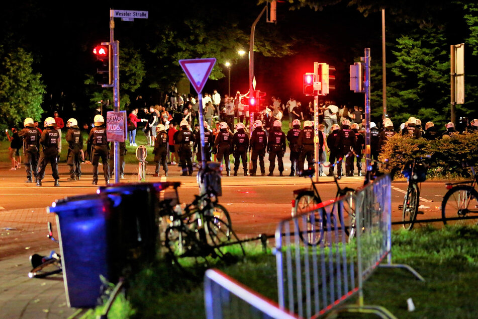 Am vergangenen Wochenende ging diePolizei auf einer Wiese am Aasee gegen Randalierer vor.