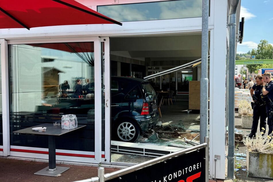 Die Mercedes A-Klasse verfehlte zwei Frauen, die sich zum Unfallzeitpunkt in dem Café aufgehalten hatten, nur knapp.