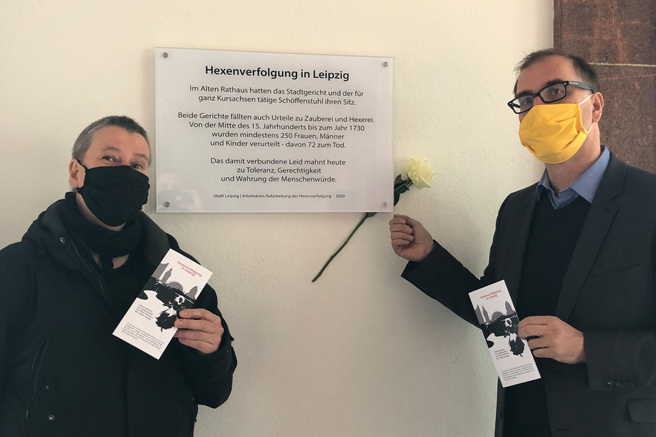 Vor der Gedenktafel: Christine Rietzke vom Arbeitskreis und der Direktor des Stadtgeschichtlichen Museums, Anselm Hartinger.