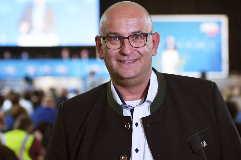 Der Landesparteitag der AfD hat in Greding den Bundestagsabgeordneten Stephan Protschka (43) zum neuen Landeschef gewählt.