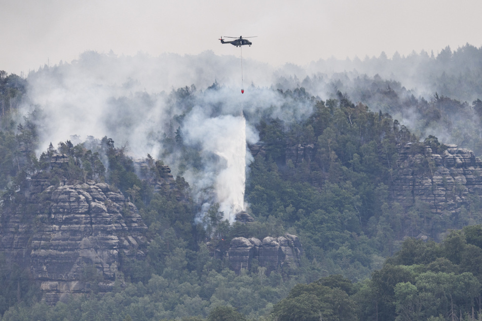 Im Juli und August 2022 waren Einsatzkräfte auf beiden Seiten der Grenze wochenlang damit beschäftigt, das Feuer im Nationalpark einzudämmen.