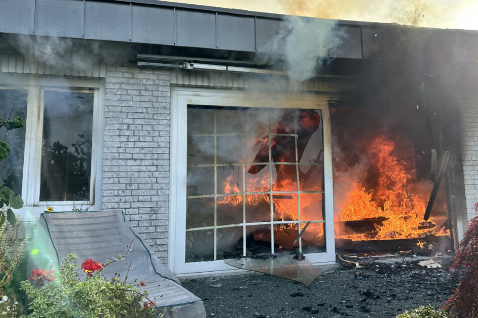 Bungalow an der Ostsee steht in Flammen: Hunderttausende Euro Schaden