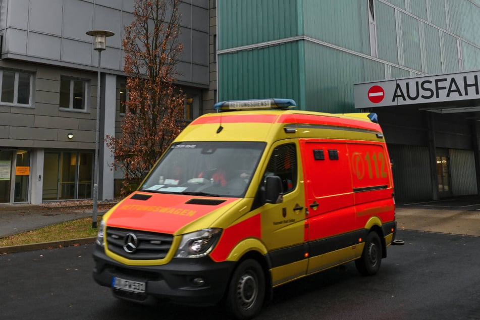 Der Biker ist mit schweren Verletzungen vom Rettungsdienst in ein Krankenhaus gebracht worden. (Symbolfoto)