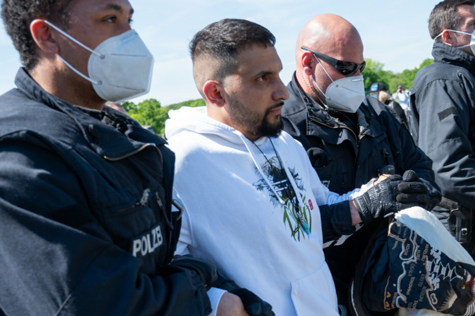 Attila Hildmann bei Demo von Polizei abgeführt: Mehrere vorläufige Festnahmen