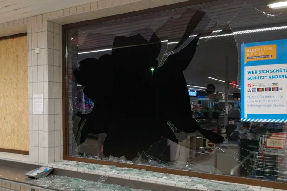 Das Schaufenster des Discounters ist völlig zerstört.