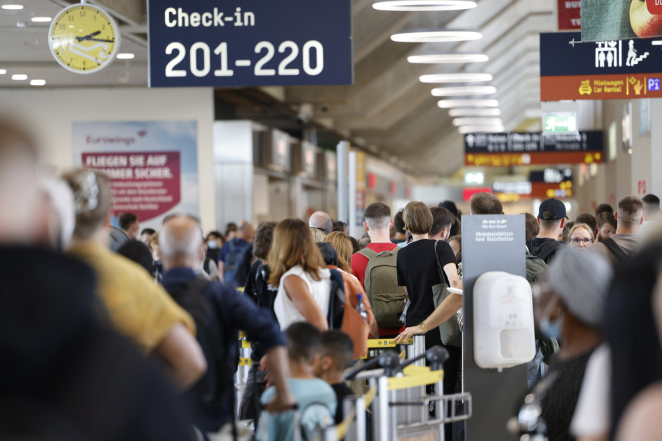 Die Reisenden am Flughafen Köln/Bonn warteten am Freitag stundenlang vor der Sicherheitskontrolle.