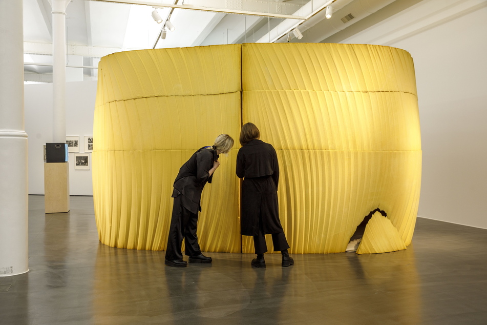 Zwei Damen neugierig vor Ernesto Netos "the house".