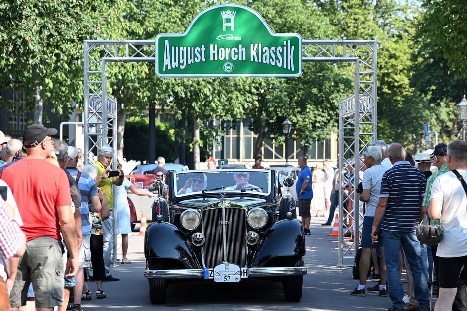 Zum 12. Mal ging es am Sonntagmorgen mit blank geputzten Oldtimern auf August Horch Klassik.